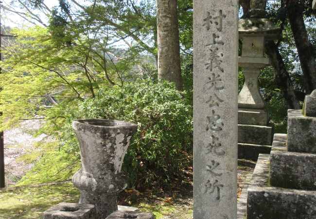 金峯山寺蔵王堂に向かう階段を上がったところには、村上義光公忠死之所と刻まれた石柱が立っています