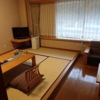 この和室の手前左側にはツインベッドの部屋もあった