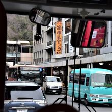 箱根の温泉に泊まってバスで湯本駅に戻ってきたら、商店が見えた