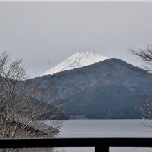 芦ノ湖の向こうに雪をかぶった富士山が店内から見えた