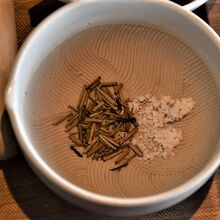 ほうじ茶の葉と粗塩をすり鉢でつぶしてとんかつに一味加える