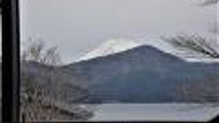 芦ノ湖、富士山が見える席がお勧め。店に入って右側にある