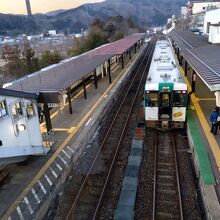 鳴子温泉駅での乗り換えは跨線橋を渡る必要がある