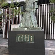 JR博多駅博多口にある黒田節銅像