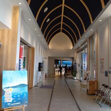 道の駅のなかにはレールを模したデザインがある