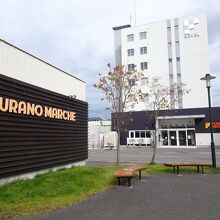 手前がマルシェ１、道路の向こう側がマルシェ２