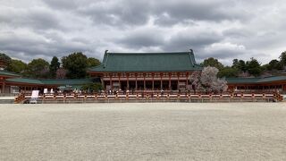 文豪が愛した桜の名所！鮮やかな朱色が美しい社殿も圧巻