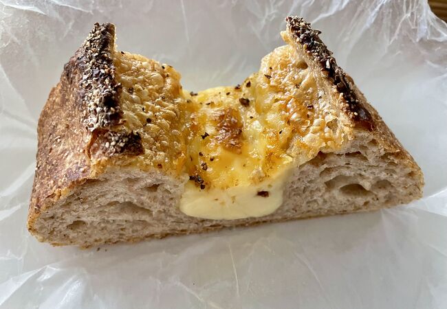 チーズがのったパンの味わいが良い