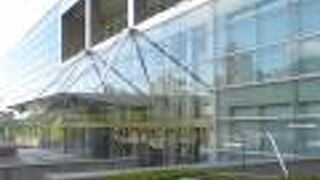 前面ガラス張りの大きな建物でした。