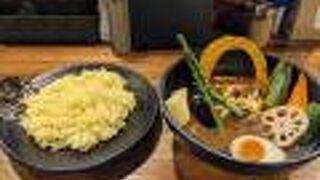 野菜カレーは９５０円で具だくさんでとても満足できました。