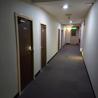 廊下、部屋のドアが低い