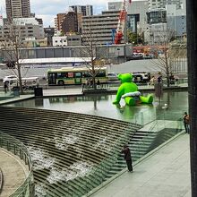 広場の緑のくま