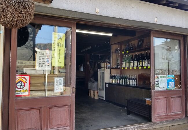 旧津久井町中心街旧道の酒蔵で銘酒巌の泉を吟味