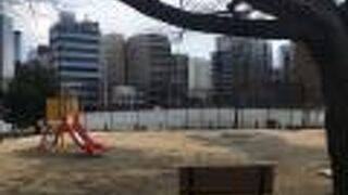 烏山川沿いの公園