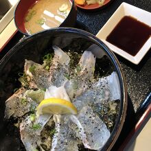 ヒラメ丼…このお店では「海鮮丼」と表示されてる