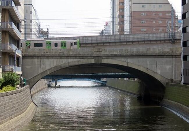 万世橋の側から電車の通過がよく見えます