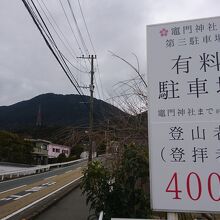 後方の山が宝満山