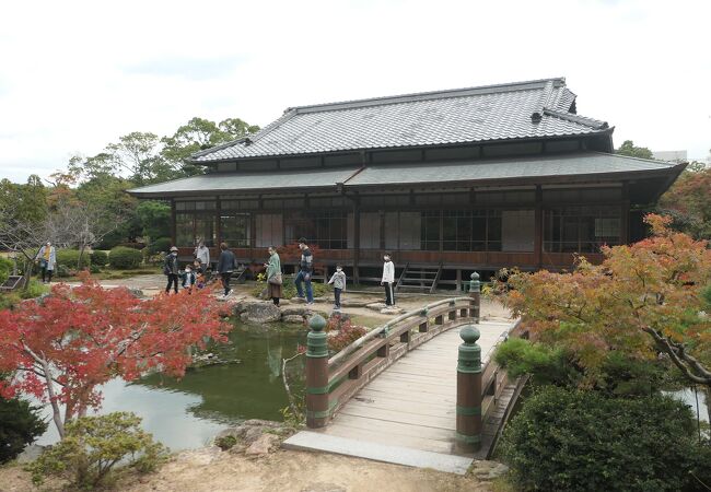 屋敷の庭とは思えない規模の廻遊式日本庭園