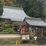 「胎内くぐり」が体験できる羅漢寺の本堂と五百羅漢をセットで見学