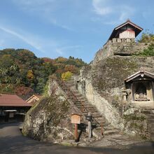 観世音寺に上る岩山の階段