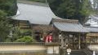 「胎内くぐり」が体験できる羅漢寺の本堂と五百羅漢をセットで見学