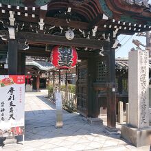 入り口の門です