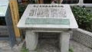 人物が体操をしている姿が描かれています