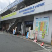 横浜市 中央卸売市場本場の正面出入口