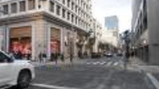 旧居留地の中心を東西に走る通り