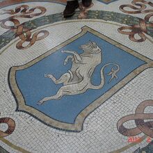 トリノの紋章の床面のモザイク画