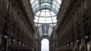 豪華な巨大アーケードです。