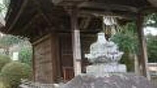 千鳥破風がついた社