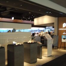 １６番と１７番ゲートの間にあります