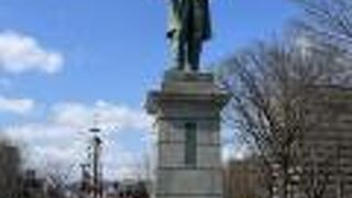 2つの大きな銅像が並ぶ