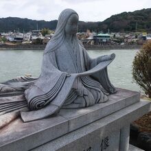 紫式部の像