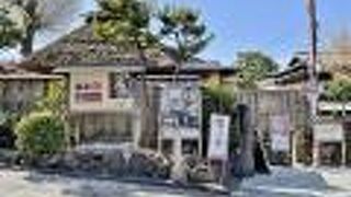 茅葺屋根が印象的