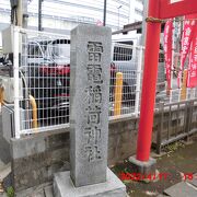 昭和3年に花園神社に合祀されたそうなので、鳥居と祠が残っているだけ