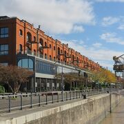 運河沿いに並ぶ赤レンガ造りの港湾倉庫は、再開発でレストラン街へと変貌