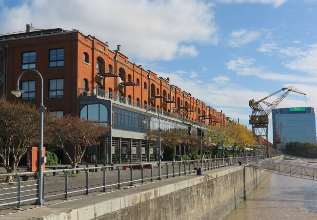 運河沿いに並ぶ赤レンガ造りの港湾倉庫は、再開発でレストラン街へと変貌