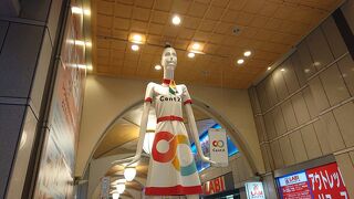 白色とオレンジ色が特徴的な衣装で目立っていました 