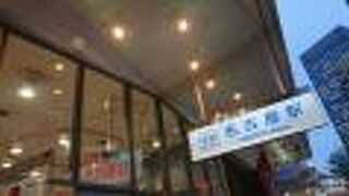 名鉄百貨店に挟まれて立地する商業施設