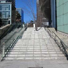 向かって左手の階段、その右手には水が流れています