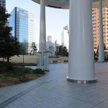 ビル内とは思えない芝生の「オーバル広場」