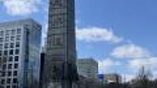 大通公園にある一際大きな碑