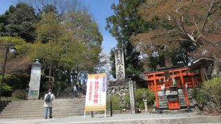 お堂手前に４本の桜があります