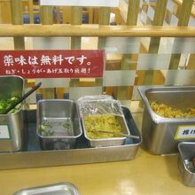 セルフの薬味はお好みの量盛りつけられます