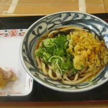 ぶっかけうどん（500円）ととり天（170円）をオーダー。