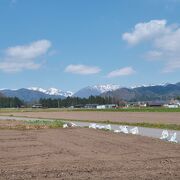 広々とした田園地帯に、趣のある小屋がぽつぽつある美しい場所です。