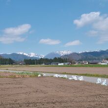 メインストリートから少し外れた場所からは、谷川岳を一望。