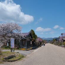 谷川岳を奥に望むメインストリートの雰囲気は最高！